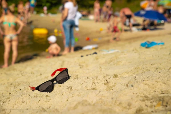 Sonnenbrille Sand Strand Verschwommene Personen Hintergrund Sommerzeit — Stockfoto