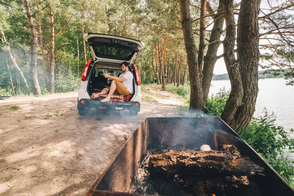 Bbq Ogień Człowiek Siedzi Bagażniku Samochodu Car Travel Concept — Zdjęcie stockowe