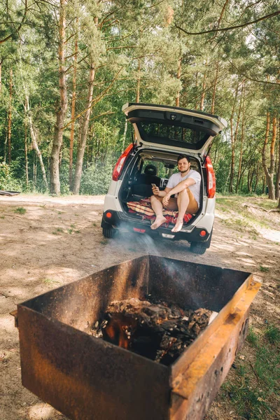 Bbq Chamas Homem Sentado Porta Bagagens Carro Conceito Viagem Carro — Fotografia de Stock