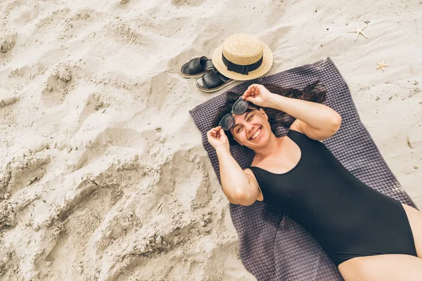 Žena Ležící Dece Písku Plavkách Letní Čas Koncept — Stock fotografie