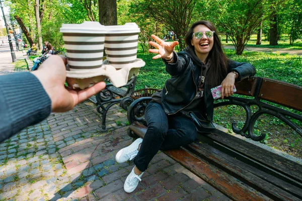 Člověk Přinést Kávu Pro Mladé Ženy Datum Městském Parku — Stock fotografie