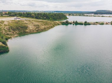 Göl mavi su ve kumlu plajları ile hava görünümünü. Yaz saati kavramı