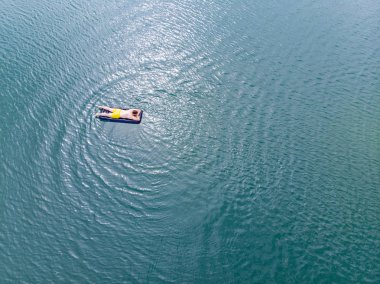 adam şişme mavi su. Yaz saati kavramı. üstten görünüm