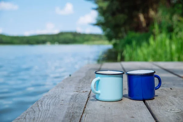 Two Metal Cups Tea River Background Summer Time Concept — Stock Photo, Image