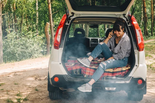 Bbq Fire Woman Sitting Car Trunk Car Travel Concept — Stock Photo, Image