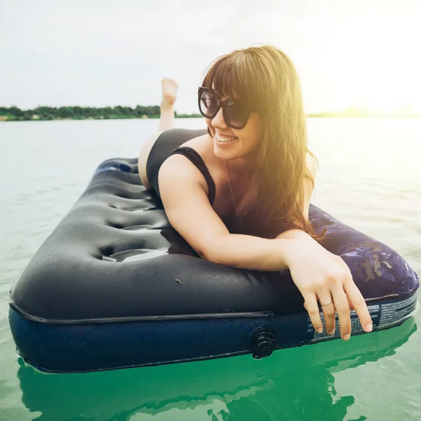 Donna Sul Materasso Nuotare Acqua Azzurra Concetto Ora Legale — Foto Stock