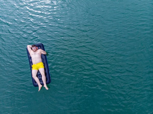 Man Matras Blauwe Water Zomertijd Concept Bovenaanzicht — Stockfoto