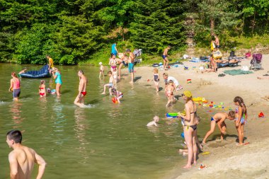 Lviv, Ukrayna - 9 Haziran, 2018: insanlar güneşli yaz gün gölde Yüzme.