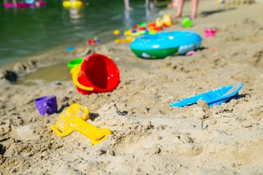 şişme yüzük çocuklar oyuncakları Kum Plajı'nda kapatın. kimse