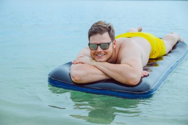 adam şişme deniz yüzme. Yaz saati kavramı