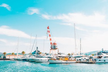 şehir yatlar yerleştirin. Yaz saati. denizde tatil. kopya alanı