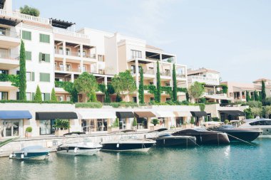 şehir yatlar yerleştirin. Yaz saati. denizde tatil. kopya alanı