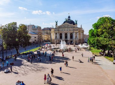 Lviv, Ukrayna - 3 Haziran 2018: kare lviv opera önce. havadan görünümü