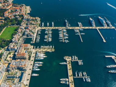 Şehir dock Karadağ Yatlar hava görünümünü. Yaz saati