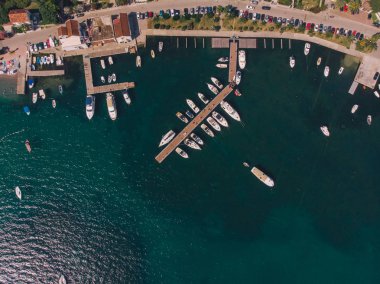 Şehir dock Karadağ Yatlar hava görünümünü. Yaz saati