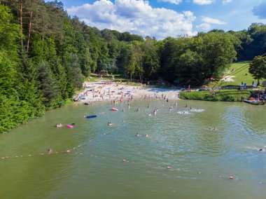 Lviv, Ukrayna - 9 Haziran, 2018: insanlar güneşlenme, yüzme, lake yakınındaki Kum Plajı'nda dinlenme. havadan görünümü