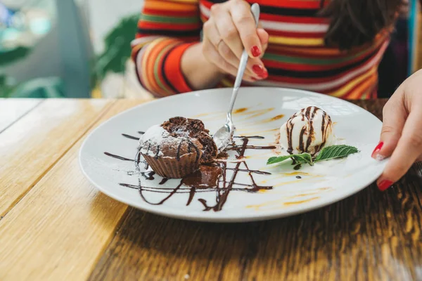 Mujer Adulta Joven Comiendo Fondant Chocolate Cafetería — Foto de Stock