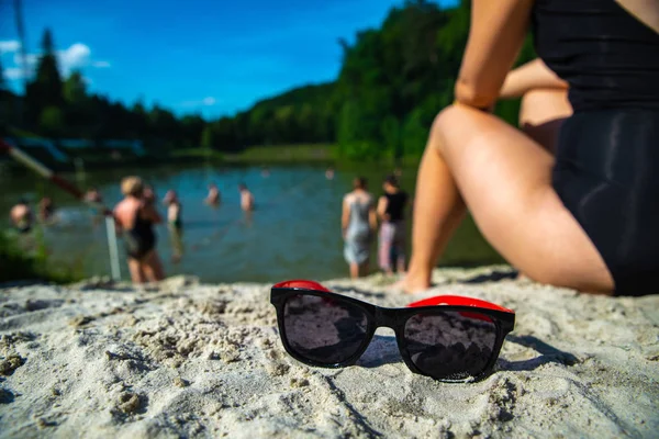 Žena Sedí Pláži Slunečními Brýlemi Zblízka Letní Čas — Stock fotografie