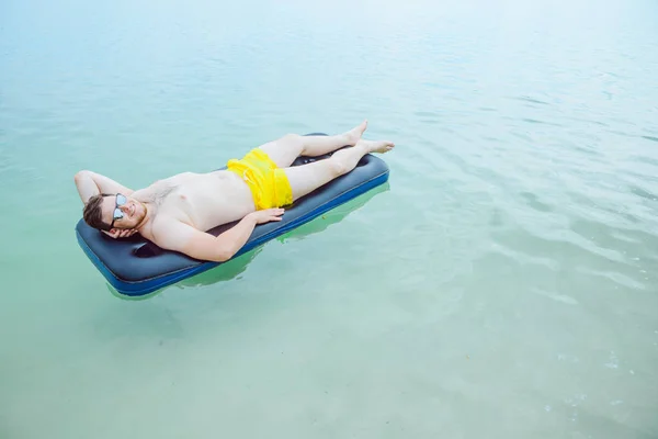 Homem Nadando Colchão Mar Conceito Horário Verão — Fotografia de Stock