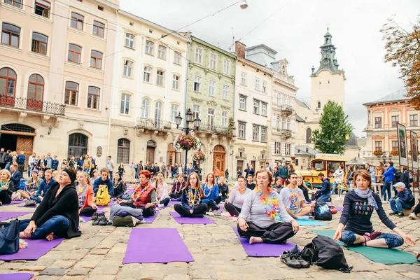 Lviv Ukrajna 2018 Június Lviv Jóga Nap Város Központjában Emberek — Stock Fotó