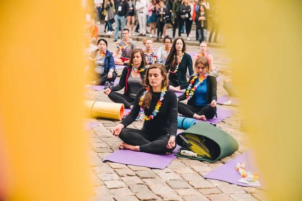 Lviv Ukrayna Haziran 2018 Lviv Yoga Gün Şehir Merkezinde Insanların — Stok fotoğraf