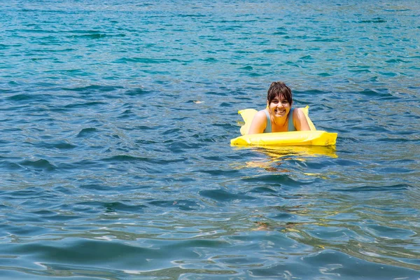 Jeune Femme Adulte Sur Matelas Jaune Eau Mer Bleue Concept — Photo