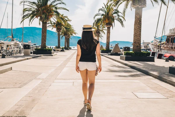 Frauen Gehen Einem Sonnigen Pier Mit Palmen Vorbei Berge Und — Stockfoto