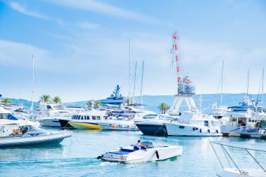 şehir yatlar yerleştirin. Yaz saati. denizde tatil. kopya alanı