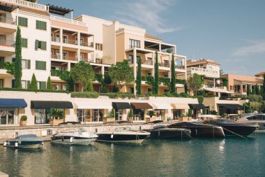 şehir yatlar yerleştirin. Yaz saati. denizde tatil. kopya alanı