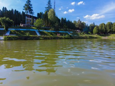 mavi gökyüzü göl su yansıması. riverside Café