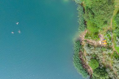 masmavi su yeşil plaj ile hava görünümünü. Sahilde çadır. seyahat kavramı