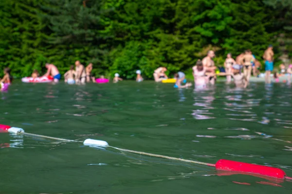 Schwimmgrenzen Schließen Sich Sicherheit Auf Dem Wasser Menschen Hintergrund Verschwommen — Stockfoto