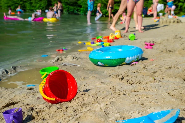 Şişme Yüzük Çocuklar Oyuncakları Kum Plajı Nda Kapatın Kimse — Stok fotoğraf