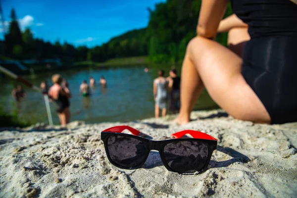 Frau Strand Mit Sonnenbrille Großaufnahme Sommerzeit — Stockfoto