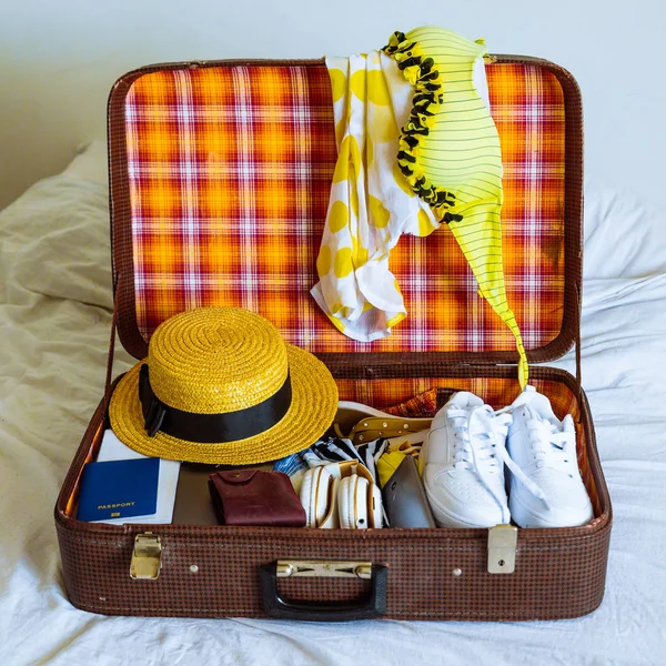 Kufr Oblečením Připravená Cestu Cestovní Koncept Kopie Prostor — Stock fotografie