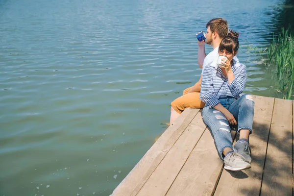 Pareja Sentada Muelle Madera Mirando Lago Bebiendo —  Fotos de Stock