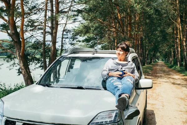 Mujer Bonita Joven Sentada Capucha Del Coche Bebiendo Café Lago — Foto de Stock