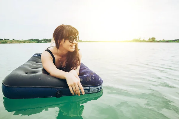 Frau Auf Matratze Schwimmt Azurblauen Wasser Sommerzeit Konzept — Stockfoto