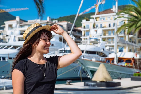 Lächelndes Frauenporträt Dock Mit Yachten Hintergrund Sommerzeit Konzept — Stockfoto