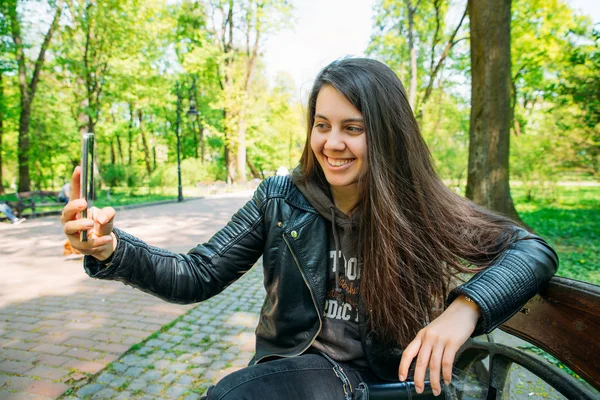 Mulher Tirar Selfie Parque Cidade Conceito Estilo Vida — Fotografia de Stock