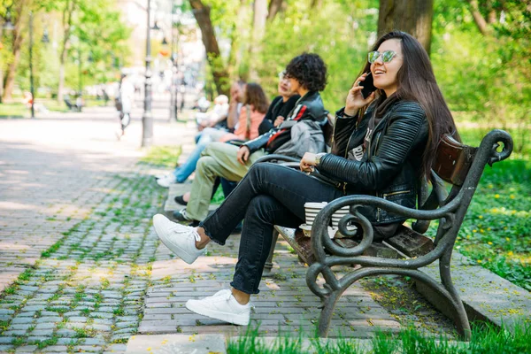 Young Woman Sitting Bench City Park Talking Phone Lifestyle — Stock Photo, Image