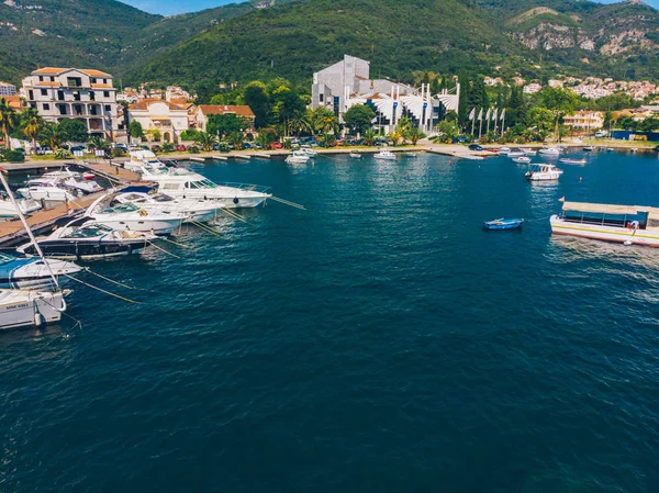 dock Karadağ bağlantı noktasının yatlar. Yaz saati