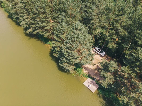 Letecký Pohled Pár Sezení Dřevěné Doc Pohledu Jezero Suv Pozadí — Stock fotografie