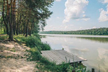ahşap Dok. göl ile huzurlu bir yer. Yaz saati. kimse