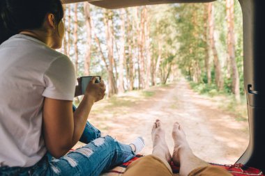 SUV bagaja oturan bir çift. Doğa manzarayı. Araba Hiking