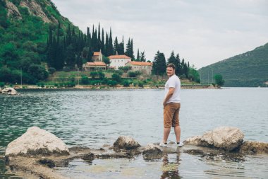 cliff, deniz ve dağların güzel manzaralı, ayakta adam. Yaz saati kavramı