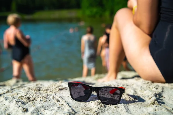 Frau Strand Mit Sonnenbrille Großaufnahme Sommerzeit — Stockfoto