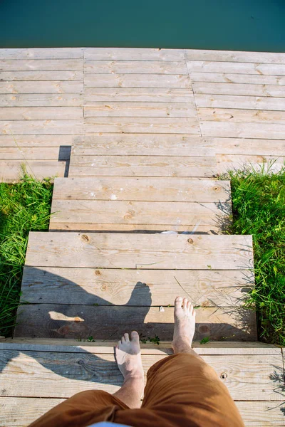 Första Person Perspektiv Man Trätrappor Till Dockan Att Simma Sommartid — Stockfoto