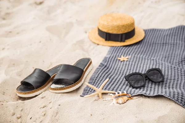 Concetto Estivo Roba Spiaggia Sulla Sabbia Copia Spazio — Foto Stock