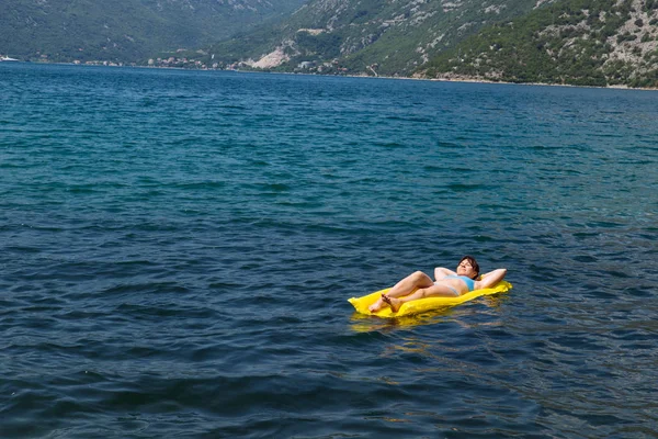 Young Adult Woman Yellow Mattress Blue Sea Water Summer Time — Stock Photo, Image